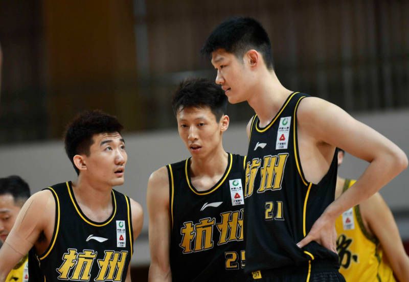 【比赛焦点瞬间】第13分钟，齐克尔泽禁区内倒地，主裁判没有表示。